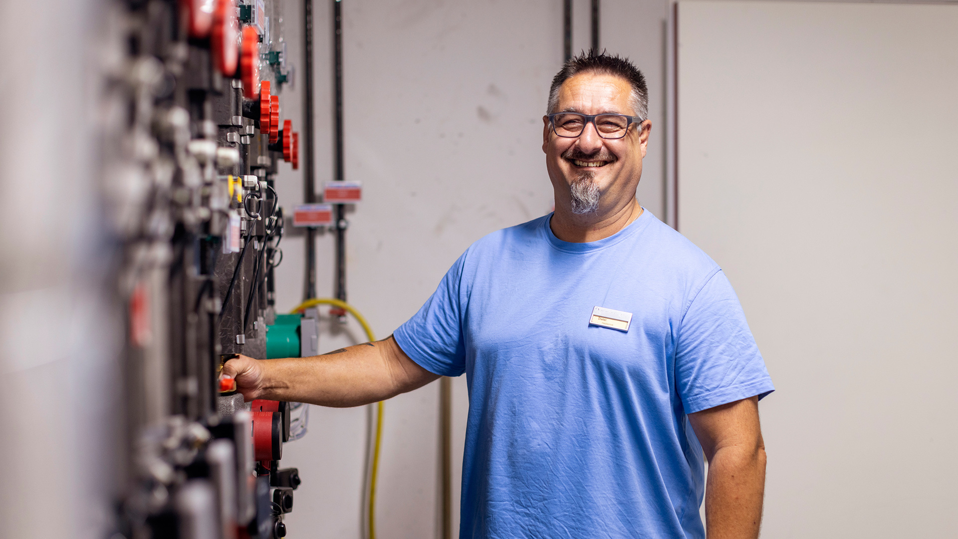 Ein Mitarbeiter der Haustechnik
