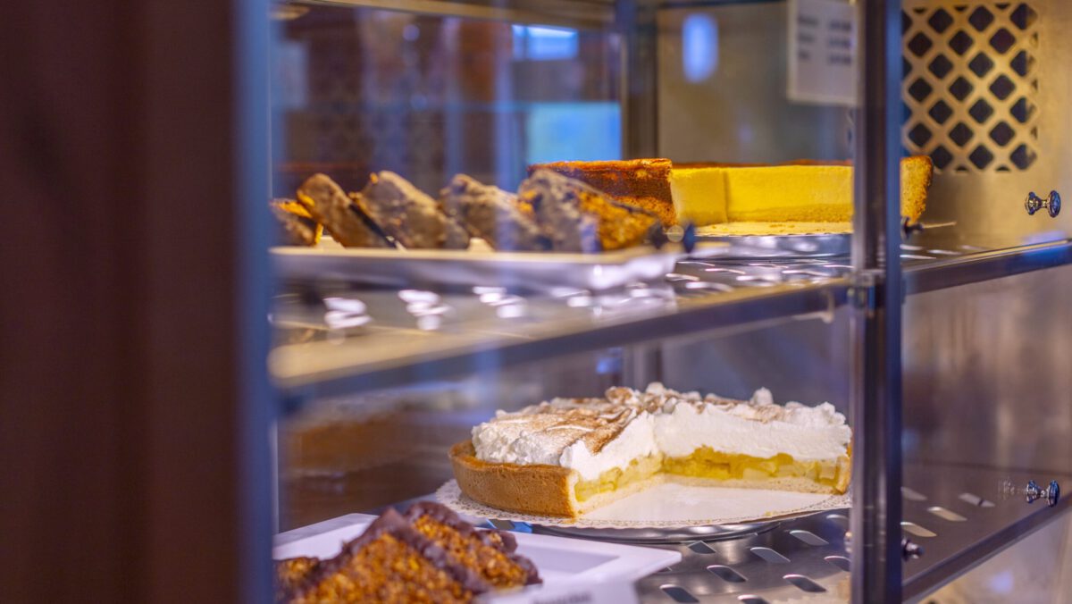Die Kuchentheke der Cafeteria