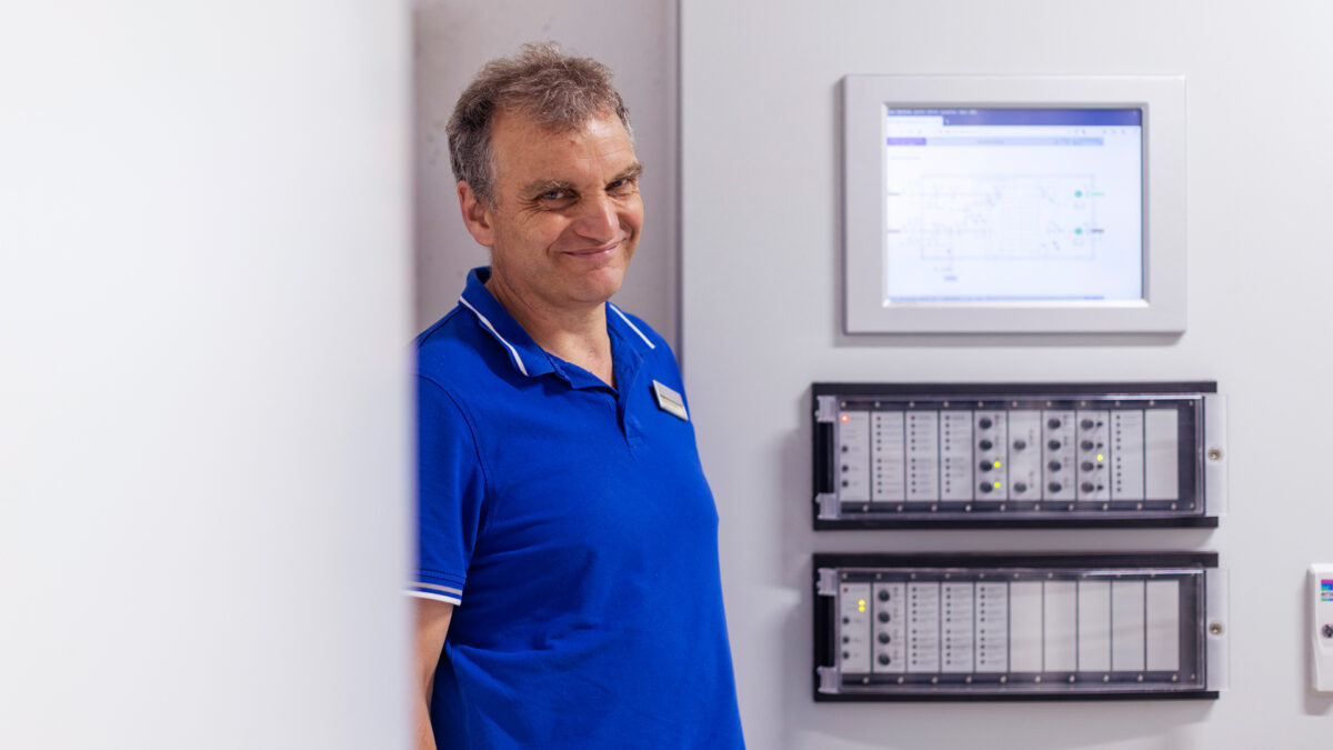 Ein Mitarbeiter der Haustechnik